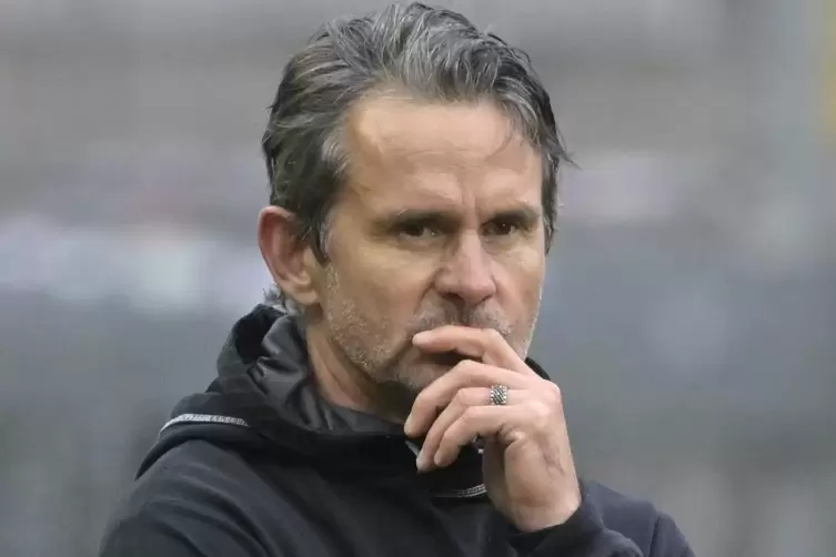 Am Donnerstagmorgen wurde der bisherige Cheftrainer Dirk Schuster beim 1. FC Kaiserslautern freigestellt.
