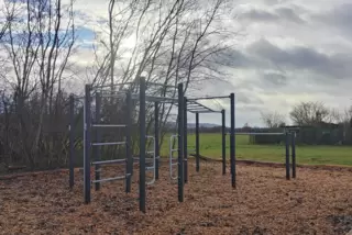 Auf die Plätze, fertig, los: Ab sofort darf in Hütschenhausen an der neuen Calisthenics-Anlage trainiert werden. Holzhackschnitz
