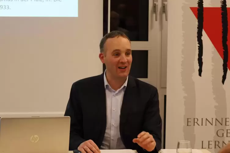 Benjamin M&uuml;segades bei der Buchvorstellung im Achat-Hotel. 