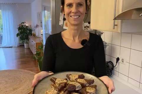Ilona Peter-Schloss zeigt im Video, wie vegane Nussecken ganz einfach gelingen. 