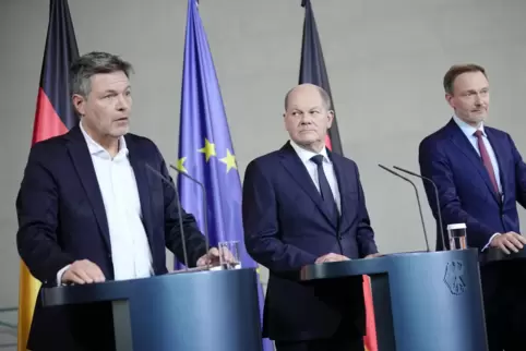 Die Ampel-Partner Robert Habeck, Olaf Scholz und Christian Lindner (von links) haben noch keine Lösung für den Bundeshaushalt 20