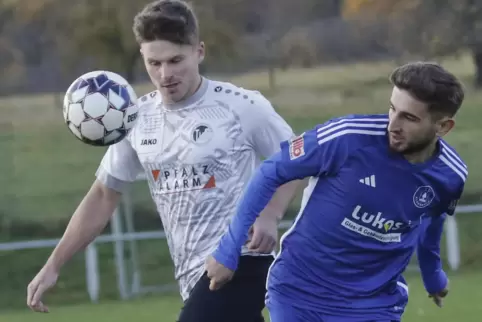 Steinbachs Dawid Lukasz Szaszorowski (links) strebt mit seinem TuS-Team eine Revanche gegen den SC Hauenstein für die 2:3-Hinspi