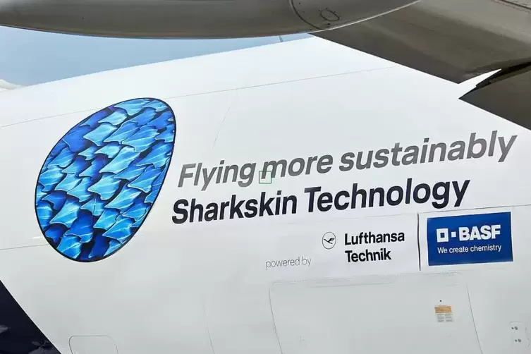Hinweis auf die Haifisch-Haut-Technologie am Heck einer Boeing 777F von Lufthansa Cargo.