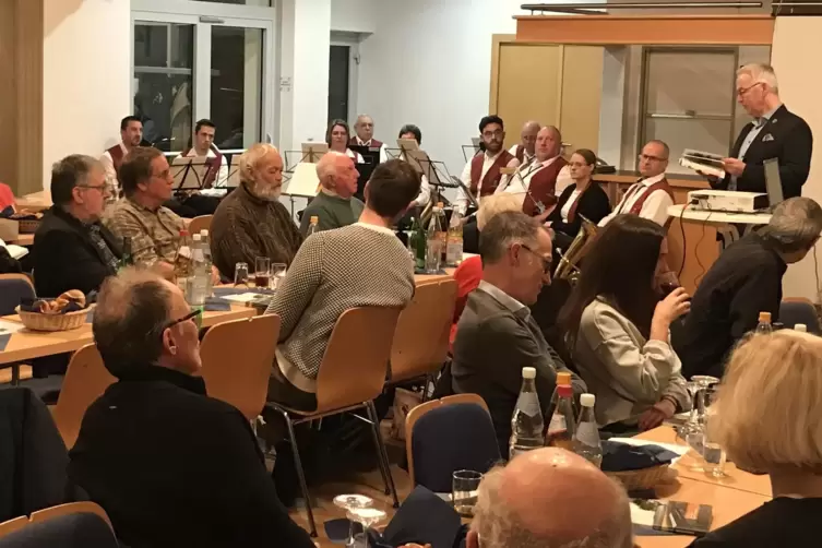 Landrat Rainer Guth präsentiert vor zahlreichen Gästen im Waldgrehweilerer Bürgerhaus das neue Donnersberg Jahrbuch. 