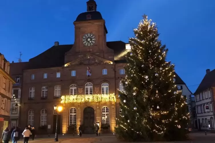Das Rathaus in Wissembourg im Advent. 