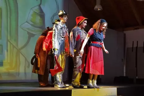 Für Dorothy (Linn Bechtloff, rechts) und Gefährten geht es auf dem gelben Pfad zum Zauberer von Oz.