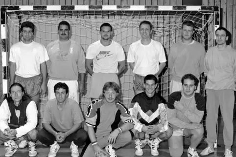 Die erste Handballmannschaft der VT Contwig vor der Bezirksliga-Saison 1995/96, mit Trainer Jörg Semar (stehend rechts).