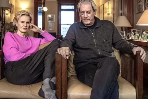 Unzertrennlich: Das US-Schriftsteller-Paar Siri Hustvedt und Paul Auster in ihrem Haus in New York. Unzertrennlich: Das US-Schriftsteller-Paar Siri Hustvedt und Paul Auster in ihrem Haus in New York.