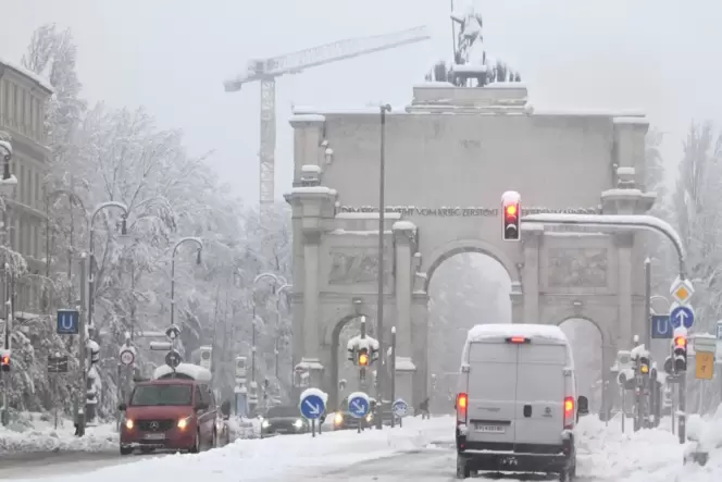 Das verschneite Siegestor in München am Samstagmorgen.