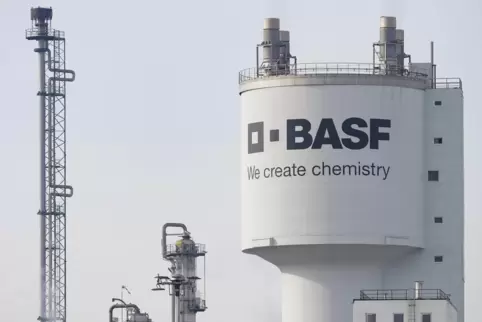 Blick auf einen sehr kleinen Teil der BASF in Ludwigshafen. 