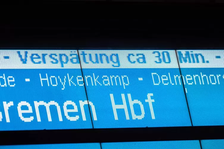 Die Deutsche Bahn war laut einem Zeitungsbericht zuletzt so unpünktlich wie seit acht Jahren nicht mehr.