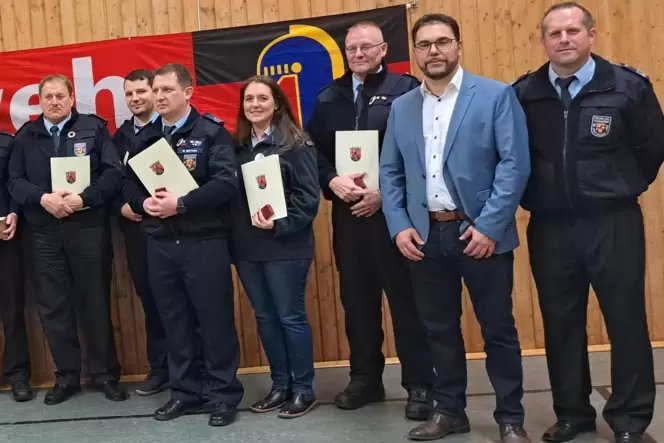 Langjährige Feuerwehrleute erhielten Auszeichungen des Landes, die unter anderem Bürgermeister Klaus Weber (Zweiter von rechts)