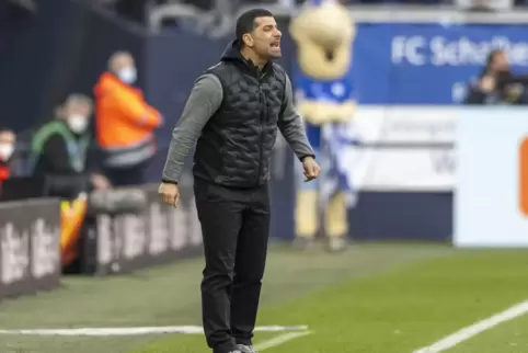 Dimitrios Grammozis im März 2022 als Trainer des FC Schalke 04. 