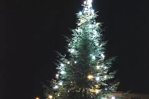Da steht er wieder, der Weihnachtsbaum an der Merzalber Hauptstraße.
