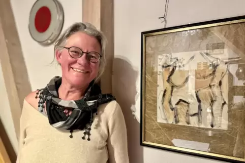 Künstlerin mit Herz für andere: Angela Schwalb neben einem ihrer Gemälde in ihrem Haus in Gehrweiler. 