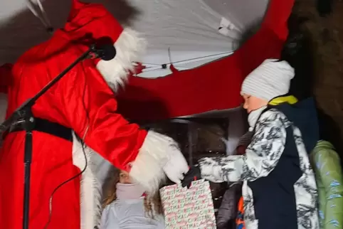 Jedes Kind bekam eine Tüte vom Nikolaus. 