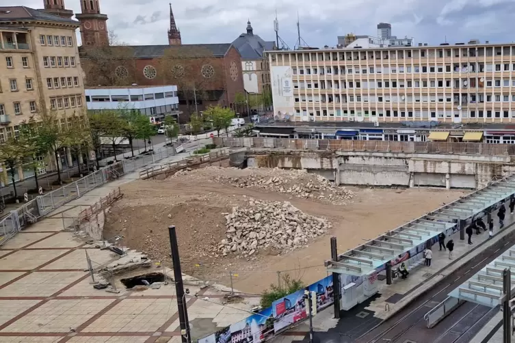 Wunde in der Stadtmitte: &bdquo;Metropol&ldquo;-Baustelle. 