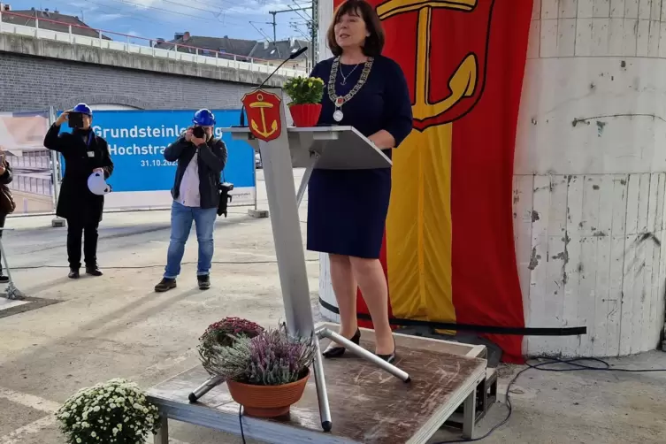 Unter der Abrisskante: Steinruck bei ihrer Rede anl&auml;sslich der Grundsteinlegung f&uuml;r den Ersatzbau der Hochstra&szlig;e S&uuml;d. 