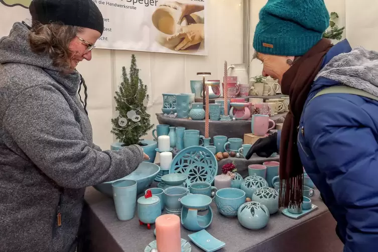 Verkauft auf dem Kunsthandwerkermarkt Keramik: Sonja Kleinmann (links) im Gespräch mit einer Kundin. 