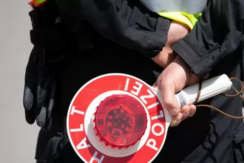 Die Polizisten stoppten die Weiterfahrt. 