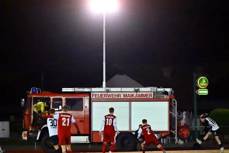 Nur dank der Maikammerer Feuerwehr konnte das Spiel gegen den VfL Neustadt angepfiffen werden.