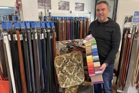 Stefan Bauer, Inhaber von Rave-Craft in Rodalben, bezieht inzwischen auch Sitzmöbel neu. Seit 35 Jahren arbeitet er mit Leder.