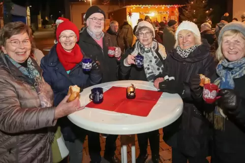 In Hanhofen lockt der Weihnachtsmarkt an der katholischen Kirche. Die Stimmung ist nicht nur dank des Glühweins prächtig.