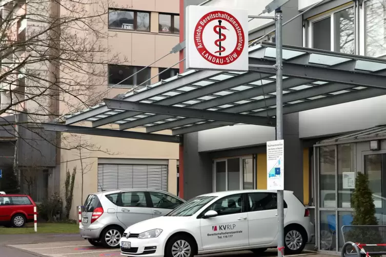 Die Bereitschaftspraxis befindet sich in Landau im Vinzentius-Krankenhaus, hat aber mit diesem nichts zu tun. 
