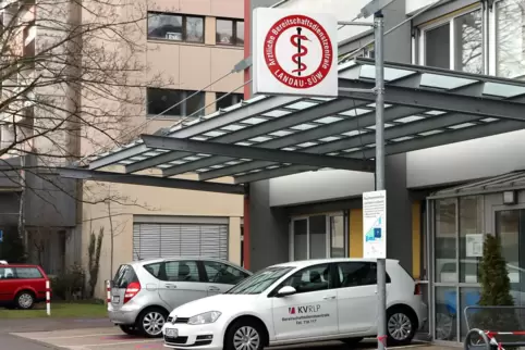 Die Bereitschaftspraxis befindet sich in Landau im Vinzentius-Krankenhaus, hat aber mit diesem nichts zu tun. 