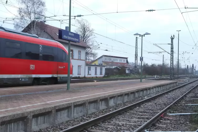 M&uuml;sste bei einem Ausbau ganz verschwinden: der Haltepunkt &bdquo;Alte Bahnmeisterei&ldquo; an der westlichen Ausfahrt des W&ouml;rther Bahnhofs. 