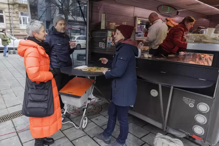 Beim Essen überrascht: Oberbürgermeisterin Beate Kimmel (links) im Gespräch am Feinkost-Stand.