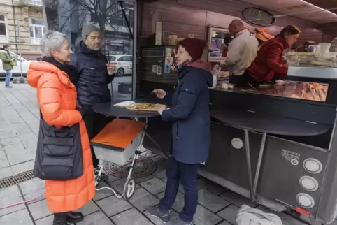 Beim Essen überrascht: Oberbürgermeisterin Beate Kimmel (links) im Gespräch am Feinkost-Stand.