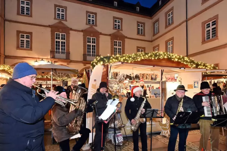 Sonntagabend im Rathaus-Innenhof: Die Haßlocher Mackenbacher unterhalten mit Weihnachtsliedern.