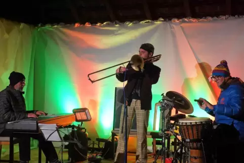 Gaub’sche Feldscheune in Tiefenthal: Beim Backblech-Konzert mit dem abgewandelten Hammer-Twintett spielen von links Paata Demuri