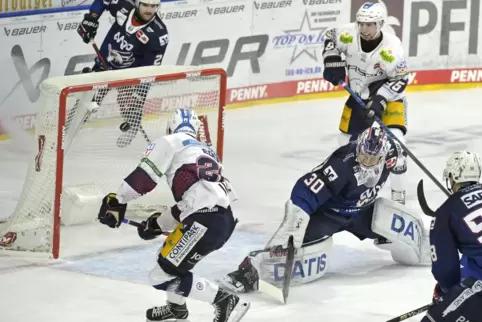 Tobias Eder erzielt gegen Adler-Torwart Arno Tiefensee das Tor zum 1:0 für die Eisbären