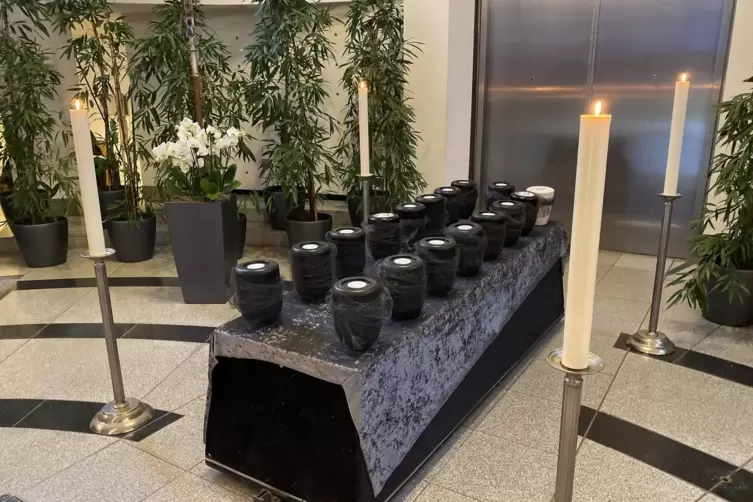 17 Urnen sind in der Trauerhalle auf dem Hauptfriedhof aufgereiht.