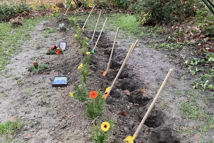 Frische Blumen schm&uuml;cken die 17 Urnengr&auml;ber.
