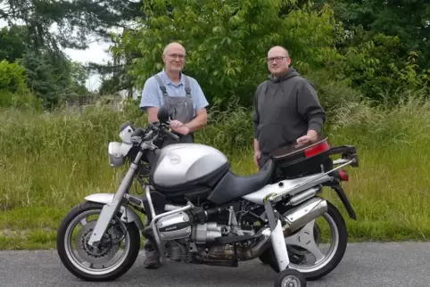 Die Költgens zeigen ein Motorrad mit Stützrädern. 