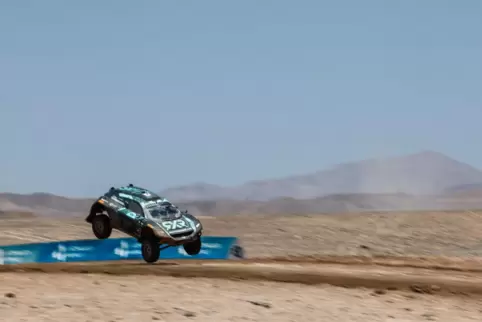  Der SUV des Rosberg X Racing-Teams fliegt durch die Wüste. 