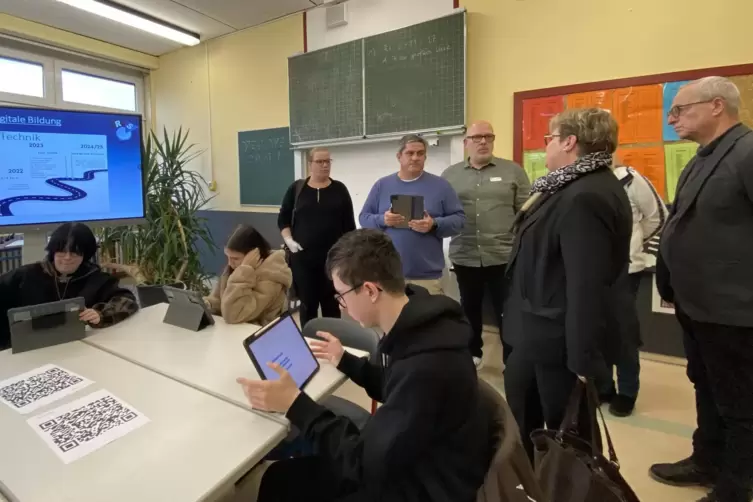 Seit 2022 gibt es an der Realschule plus in Rockenhausen iPad-Klassen. Staatssekretärin Bettina Brück (Zweite von rechts) zeigte