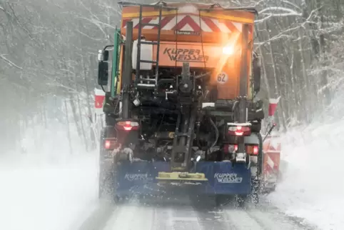 Die Straßenmeistereien streiken, nicht alle Winterdienstfahrzeuge sind besetzt.
