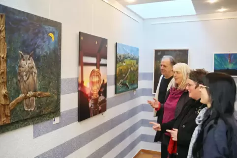 Elf Künstler des Kunstkreises Kusel stellen in den Monaten Dezember und Januar ihren Werke im Foyer des Kuseler Westpfalzkliniku