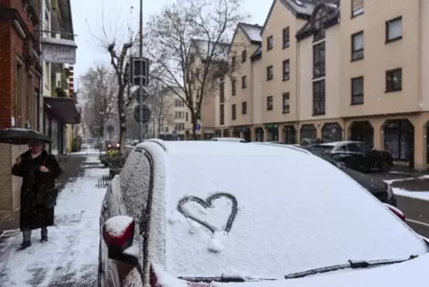 Ein Herz für Schnee hatte dieser unbekannte Künstler beim ersten Schnee in diesem Winter Anfang Dezember im Foltzring.