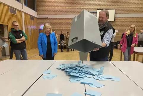 Stimmzettelauszählung bei der Neuwahl. 