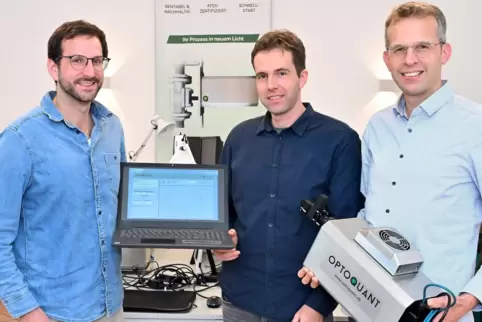 Das Optoquant-Team: Andreas Hien, Sebastian Schwolow und Frank Braun (von links) mit ihrem Sensor. 