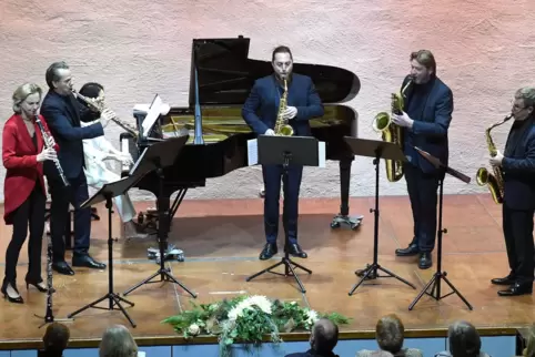 Ein besinnliches und zugleich heiteres Weihnachtsprogramm boten Klarinettistin Sabine Meyer (links) und das „Alliage-Quintett“ m