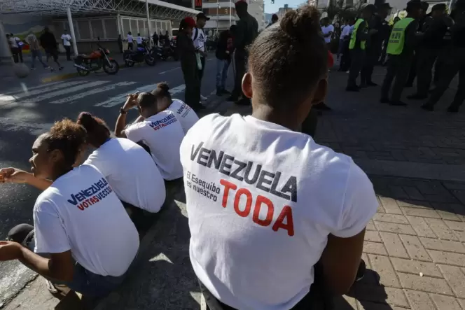 Vor dem Wahllokal am Sonntag: Menschen tragen T-Shirts mit der Aufschrift »Ganz Venezuela, El Esequibo gehört uns«.