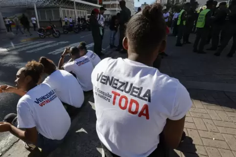 Vor dem Wahllokal am Sonntag: Menschen tragen T-Shirts mit der Aufschrift „Ganz Venezuela, El Esequibo gehört uns“. 