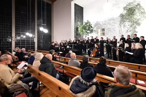 Der renommierte Darmstädter Kammerchor sang als Hauptwerk des Abends das ergreifende Chorwerk „The Sacred Veil“des Amerikaners E