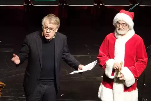 „Weihnachten wie immer“: Schauspieler Rainer Furch (links) und Musiker Werner Brill im Konzert des Pfalztheaters. 